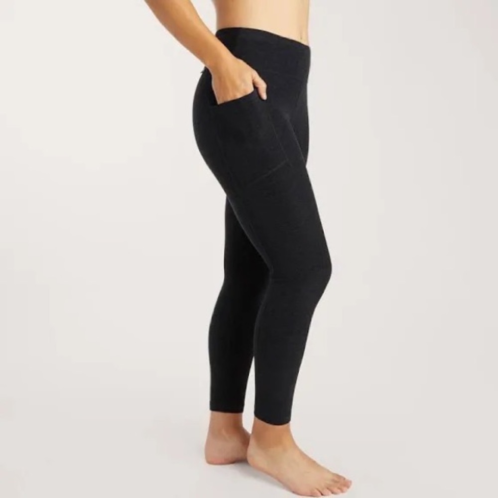 Oiselle Lux 3/4 go anywhere leggings in black.
